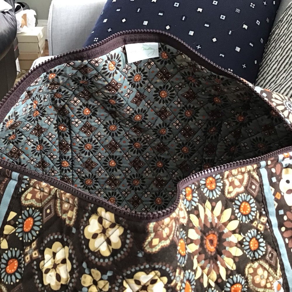 Vera Bradley - never used** - Small Duffle in Canyon retired pattern! - Picture 5 of 7